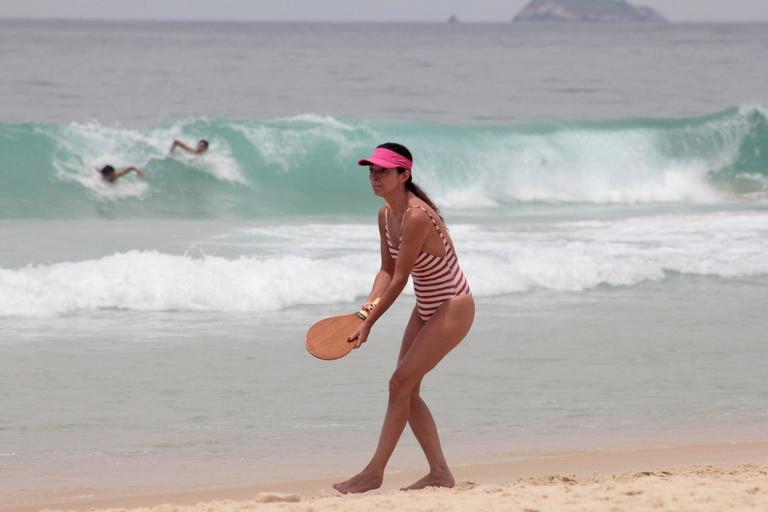 Claudia Ohana esbanja jovialidade em dia na praia