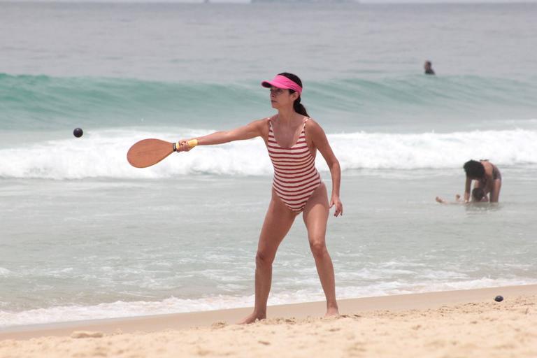 Claudia Ohana esbanja jovialidade em dia na praia