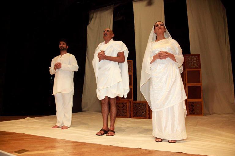 Patricia Naves recebe carinho do amado em estreia teatral