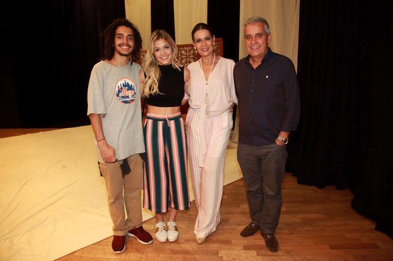 Patricia Naves recebe carinho do amado em estreia teatral