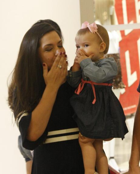 Michel Teló e Thais Fersoza curtem passeio com os filhos