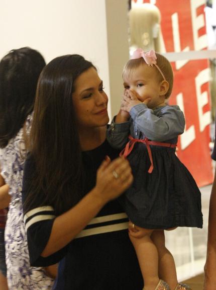 Michel Teló e Thais Fersoza curtem passeio com os filhos