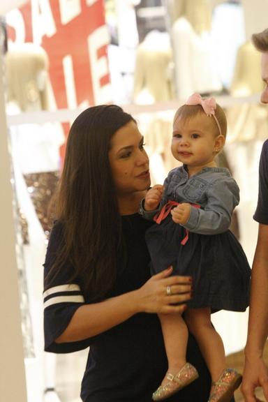 Michel Teló e Thais Fersoza curtem passeio com os filhos