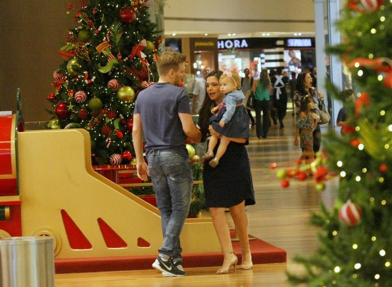 Michel Teló e Thais Fersoza curtem passeio com os filhos