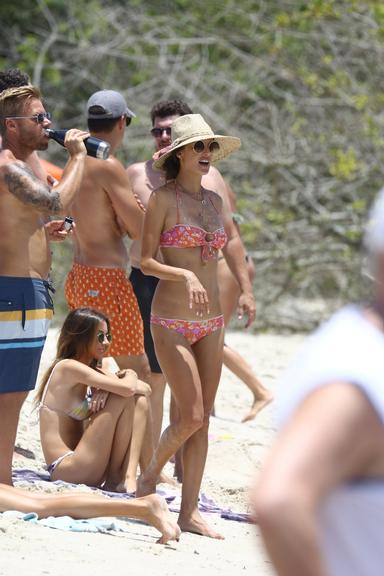 Alessandra Ambrosio curte praia no sul do Brasil