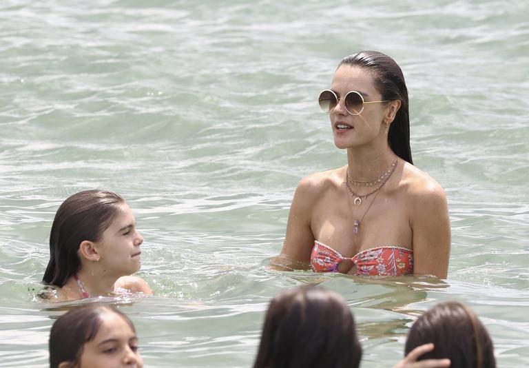 Alessandra Ambrosio curte praia no sul do Brasil