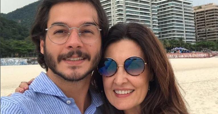 Fátima Bernardes posa agarradinha com Túlio Gadelha 