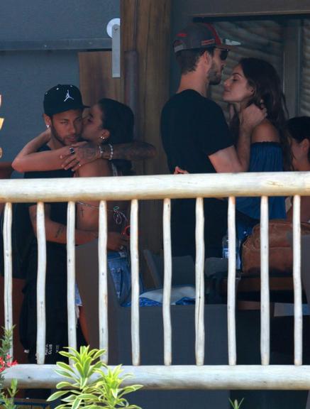 Neymar e Bruna Marquezine se despedem aos beijos em Noronha