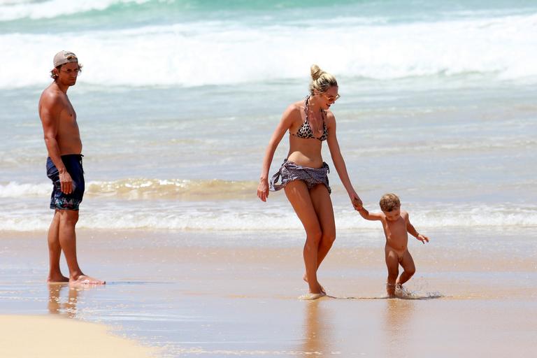 Grávida, Candice Swanepoel curtem Noronha em família