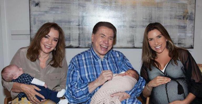 Iris Abravanel com Lucas no colo, Silvio Santos com Nina, e Patricia Abravanel