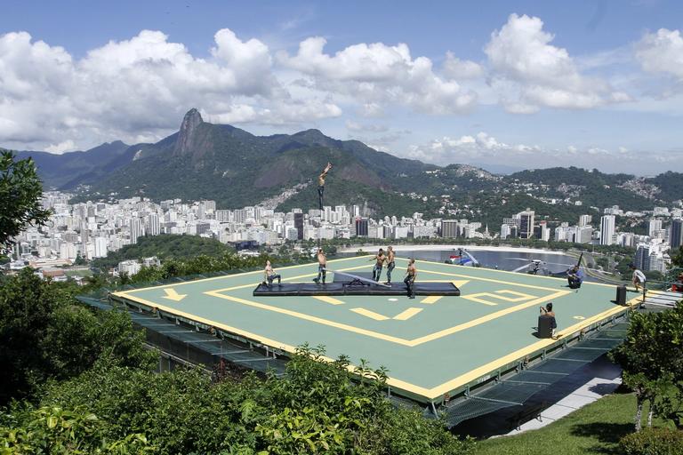  Cirque de Soleil faz performance no Pão de Açucar