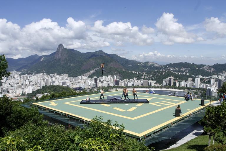  Cirque de Soleil faz performance no Pão de Açucar