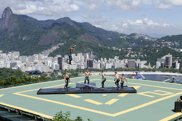  Cirque de Soleil faz performance no Pão de Açucar