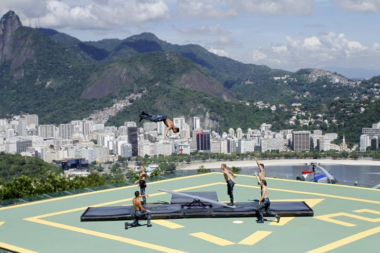  Cirque de Soleil faz performance no Pão de Açucar