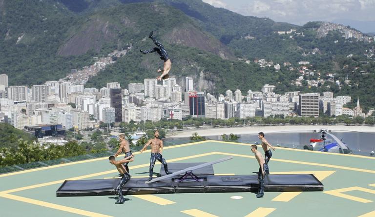  Cirque de Soleil faz performance no Pão de Açucar