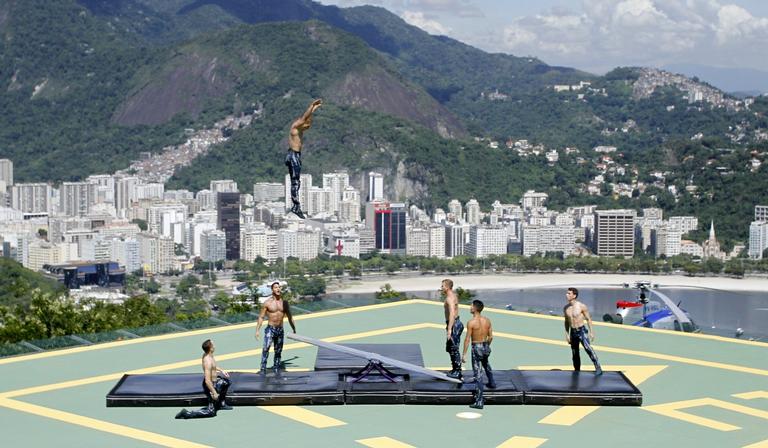  Cirque de Soleil faz performance no Pão de Açucar