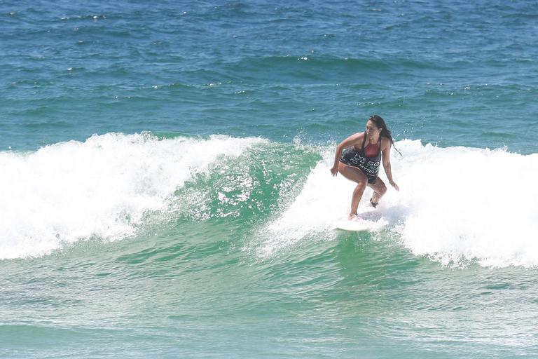 Daniele Suzuki curte dia na praia com o namorado, Fernando Roncato