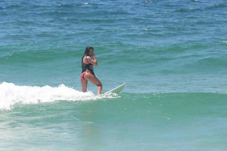 Daniele Suzuki curte dia na praia com o namorado, Fernando Roncato