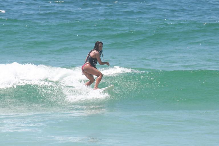 Daniele Suzuki curte dia na praia com o namorado, Fernando Roncato