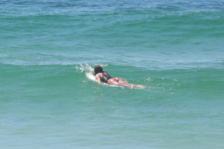 Daniele Suzuki curte dia na praia com o namorado, Fernando Roncato