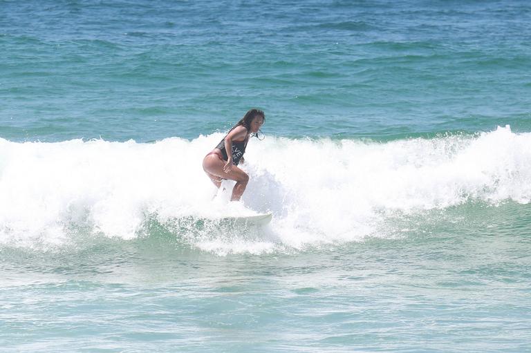 Daniele Suzuki curte dia na praia com o namorado, Fernando Roncato