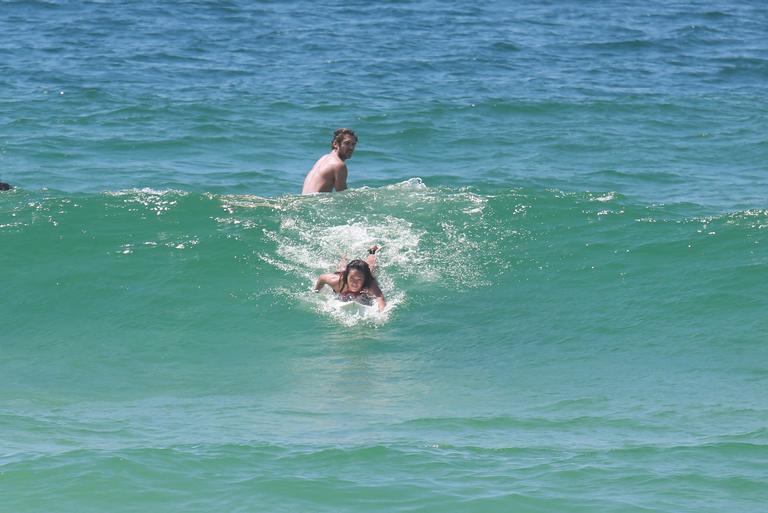 Daniele Suzuki curte dia na praia com o namorado, Fernando Roncato