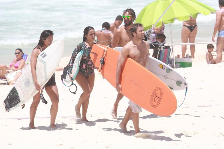 Daniele Suzuki curte dia na praia com o namorado, Fernando Roncato