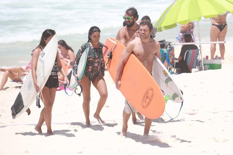 Daniele Suzuki curte dia na praia com o namorado, Fernando Roncato