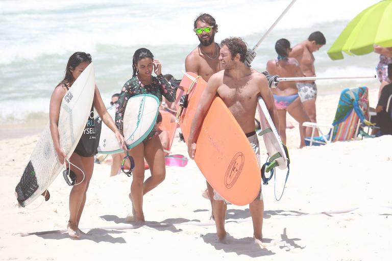 Daniele Suzuki curte dia na praia com o namorado, Fernando Roncato