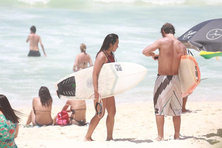 Daniele Suzuki curte dia na praia com o namorado, Fernando Roncato