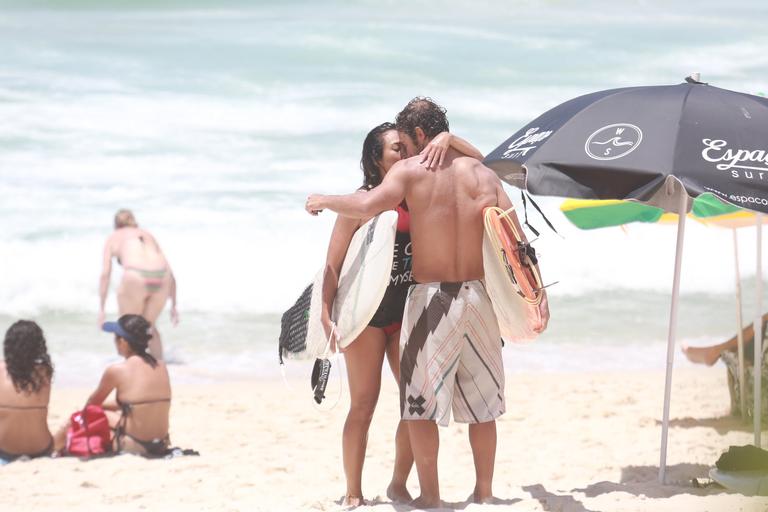 Daniele Suzuki curte dia na praia com o namorado, Fernando Roncato