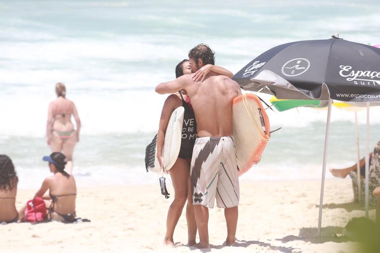 Daniele Suzuki curte dia na praia com o namorado, Fernando Roncato