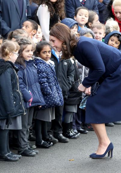 Kate Middleton encanta crianças em escola de Londres