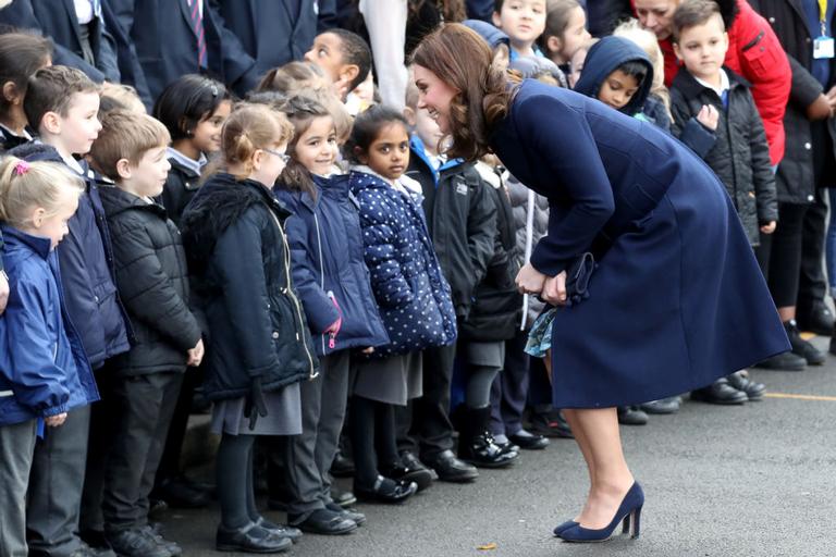 Kate Middleton encanta crianças em escola de Londres