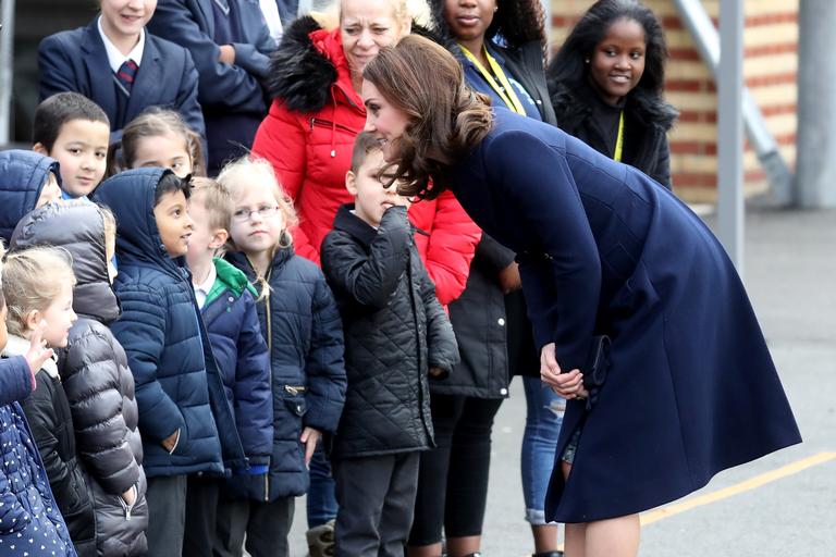 Kate Middleton encanta crianças em escola de Londres