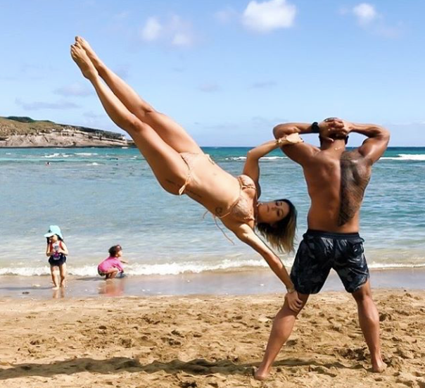 Bella Falconi curte o paradisíaco Havaí ao lado do marido, Ricardo Rocha (Maguila) e da filha Vicky