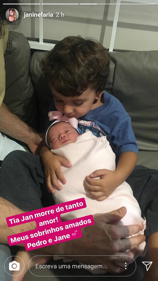 Família conhece Jane, filha de Patricia Abravanel e Fabio Faria