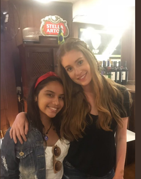 Marina Ruy Barbosa encontra com fã em restaurante