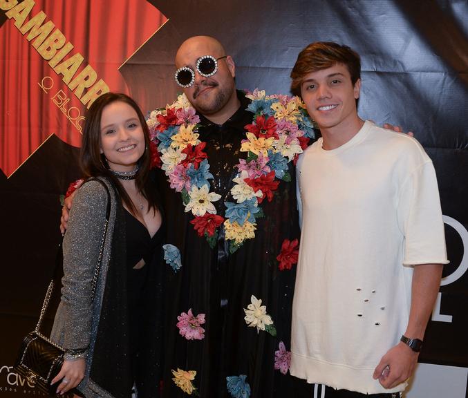 Larissa Manoela e Léo: festa de pré-Carnaval em SP