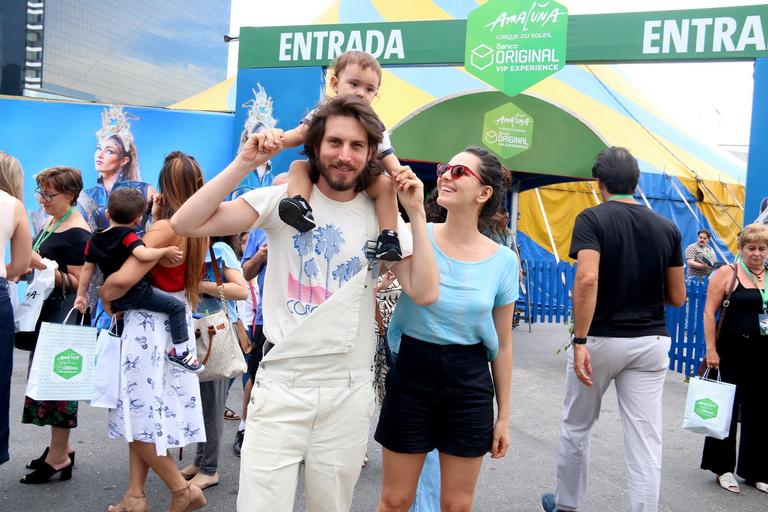 Tainá Müller leva o filho, Martin, pela 1° vez ao circo