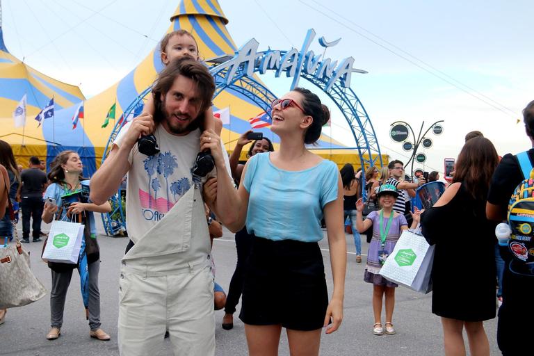 Tainá Müller leva o filho, Martin, pela 1° vez ao circo