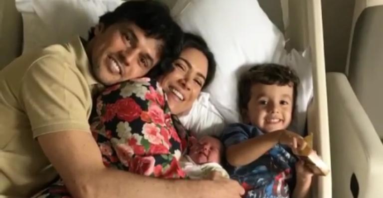 Patricia Abravanel e Fabio Faria com os filhos Pedro e Jane