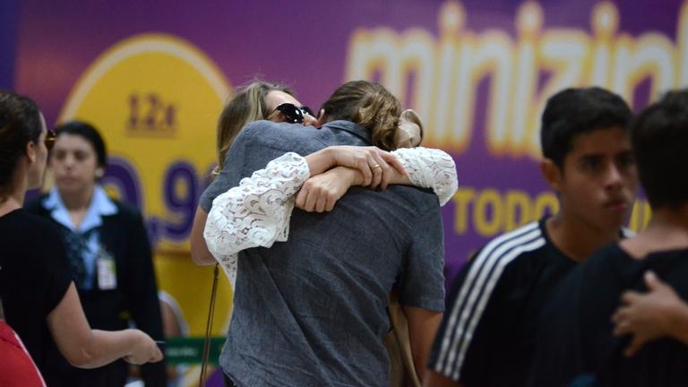 Letícia Spiller se despede do namorado em aeroporto