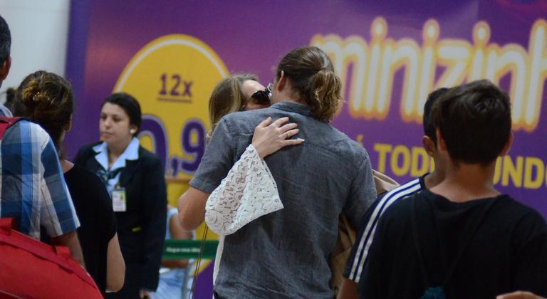 Letícia Spiller se despede do namorado em aeroporto