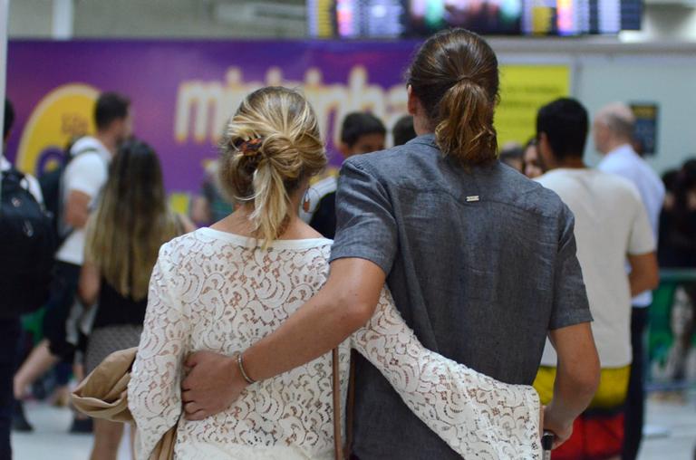 Letícia Spiller se despede do namorado em aeroporto