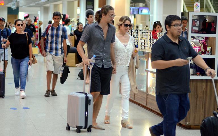 Letícia Spiller se despede do namorado em aeroporto