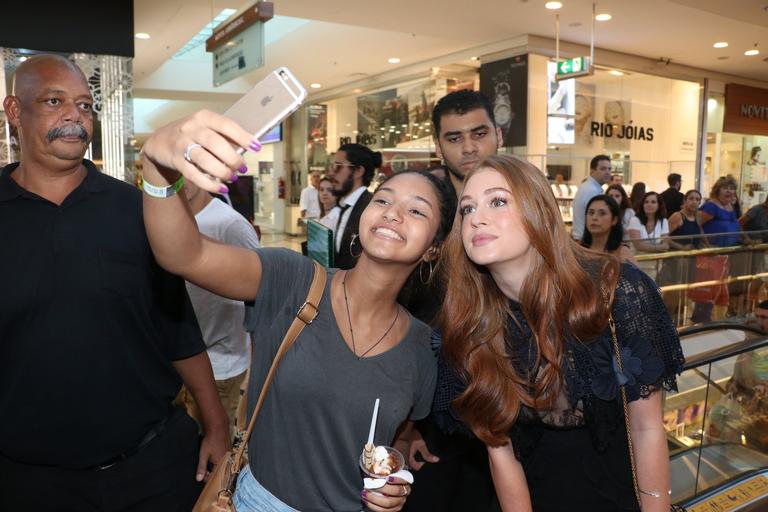 Marina Ruy Barbosa lança seu livro no Rio de Janeiro