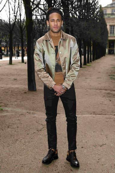 Neymar confere desfile em Paris