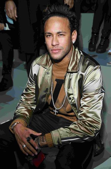 Neymar confere desfile em Paris