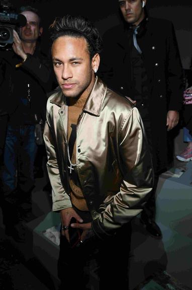 Neymar confere desfile em Paris